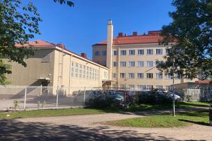 Helsingin kuvataidelukion päärakennus Torkkelinmäellä.