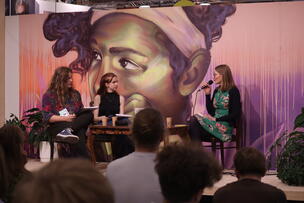 Kuvassa kaksi haastattelijaa ja haasteteltava KirjaKallion lavalta Kirjamessuilla 2024.rsalmi ja Iina Kanninen haastattelevat Annastiina Stormia Helsingin kirjamessuilla vuonna 2024.