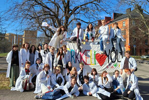 Torkkelin tutorit ottamassa vastaan uusia opiskelijoita.