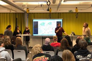 Opiskelijoita luentosalissa