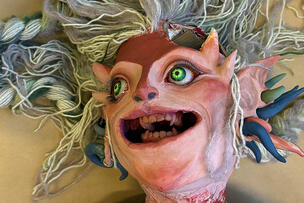 Valokuva veistoksesta, jossa yhdistyy ihmisen ja eläimen piirteitä.