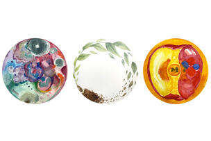 Kolme ympyränmuotoista maalausta.