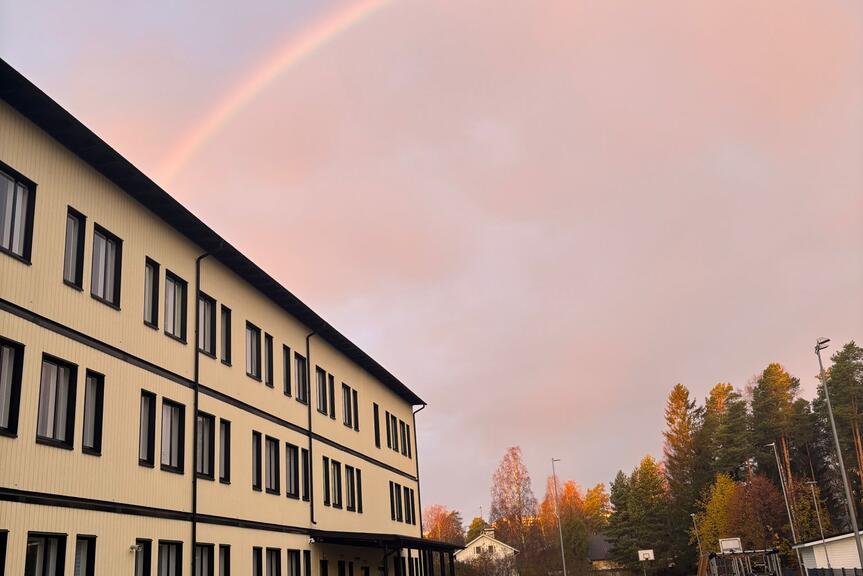 Koulun väistötilarakennuksen yllä on sateenkaari