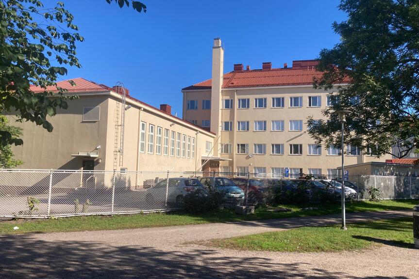 Helsingin kuvataidelukion päärakennus Torkkelinmäellä.