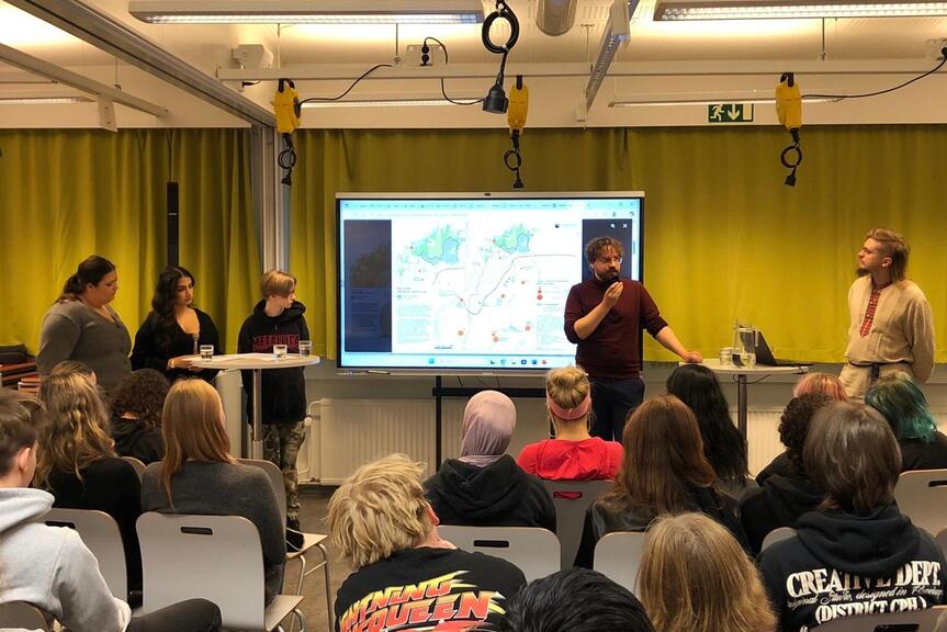 Opiskelijoita luentosalissa