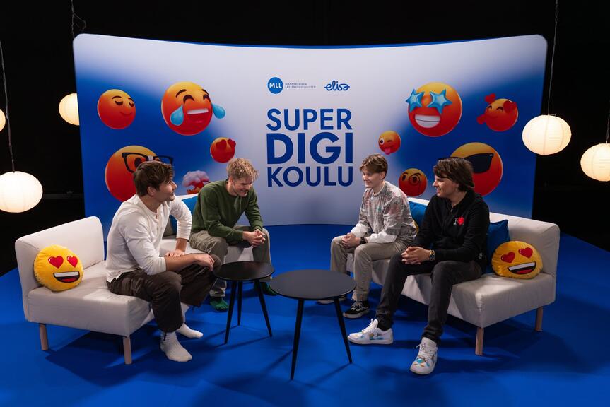 Helsingin medialukion opiskelijoita SuperDigikoulussa