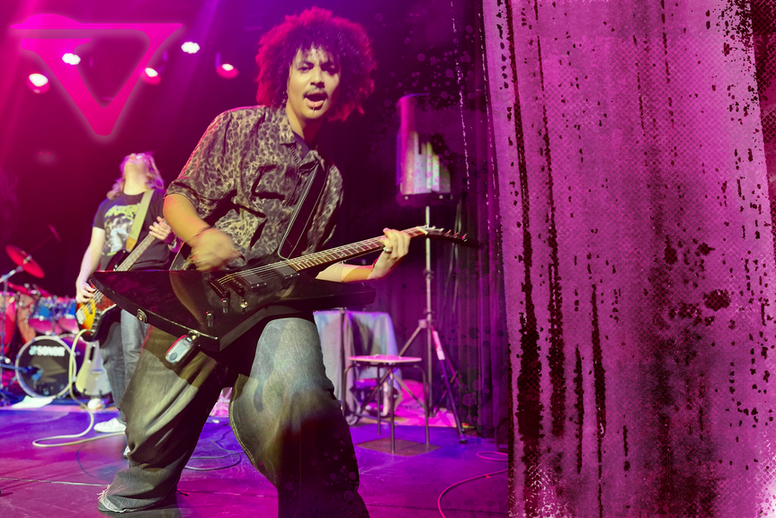 Kitaristi jammailee kohti kameraa. Taustalla bänditoveri nojaa taaksepäin soiton hurmiossa.