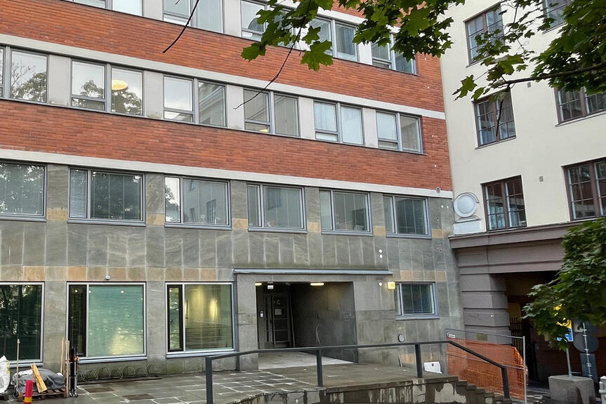 Koulurakennus osoitteesa Siltavuorenpenger 10.