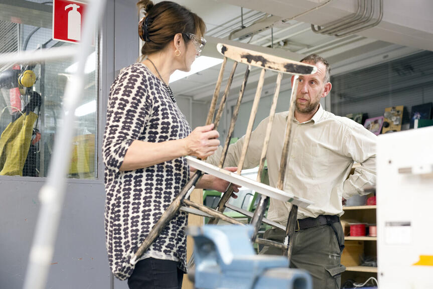 Naisella on käsissään kunnostettava puinen tuoli.