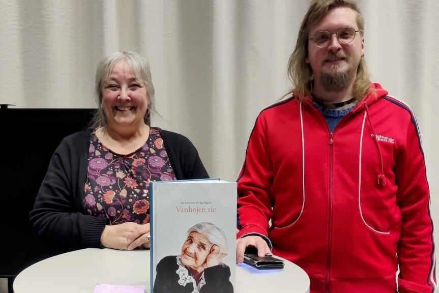 Vierailijat kuvassa. 