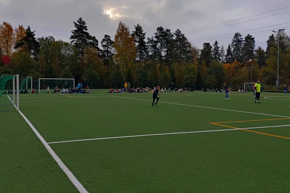 Porolahden fanit kentän laidalla