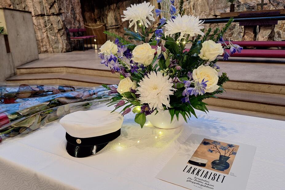 Kuva lakkipöydästä syksyn 2025 yo-juhlassa.