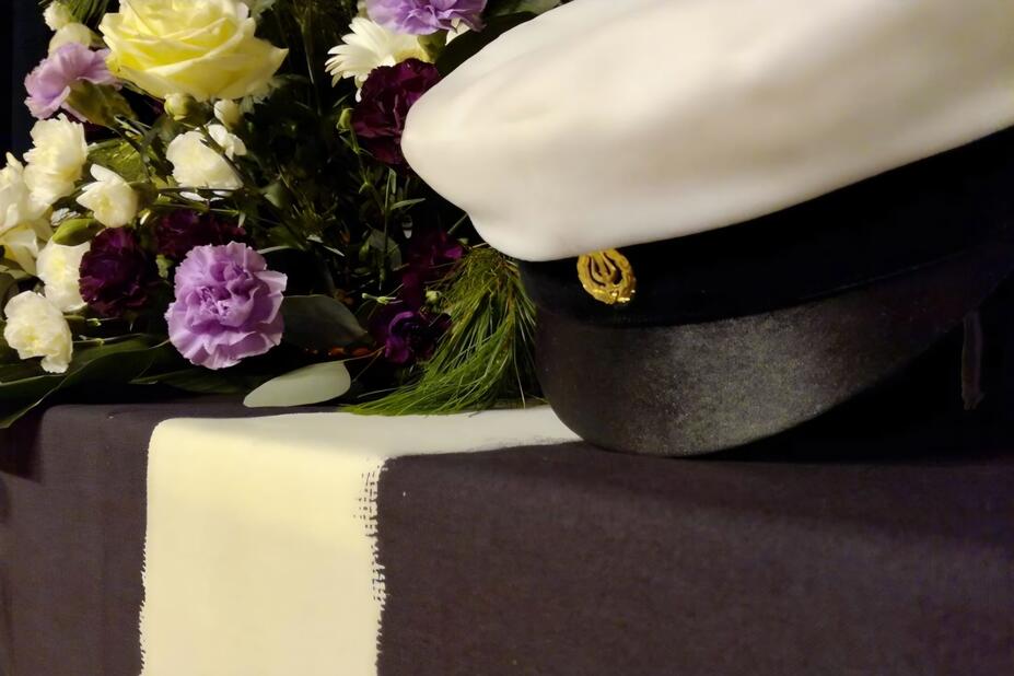 Ylioppilaslakki ja kukkia