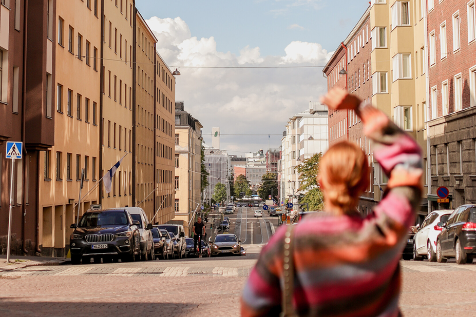 Näkymä Kalliosta Vallilaan, henkilö etualalla.