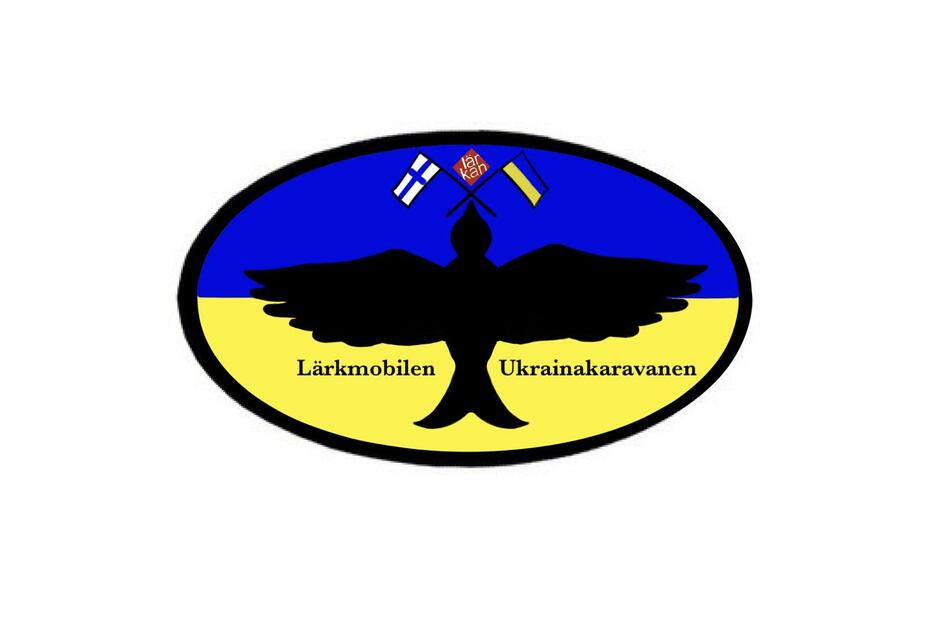Logga för Lärkmobilen, en fågel på blågul bakgrund med LÄrkans logga, Finlands och Ukrainas flaggor i näbben, 