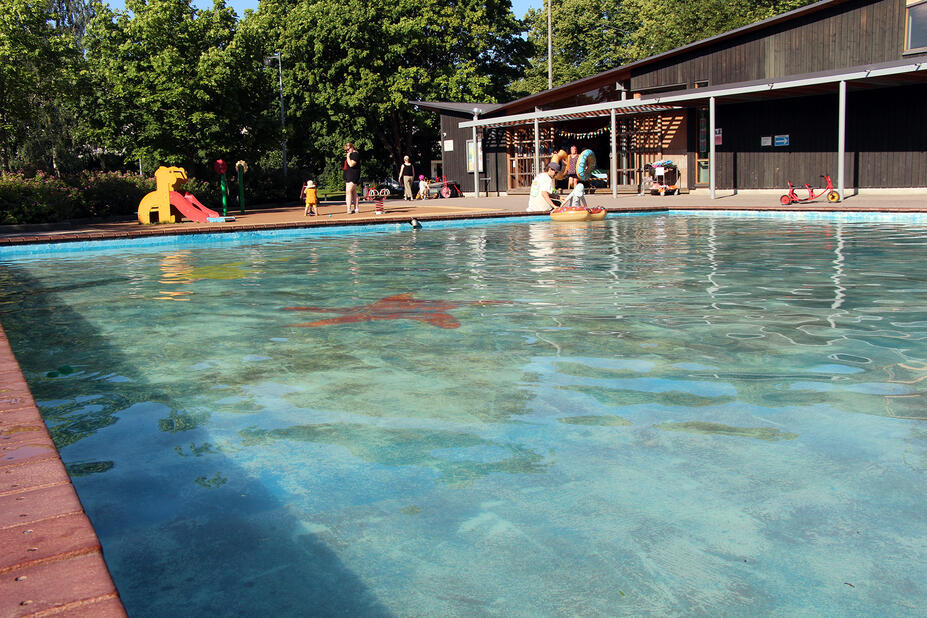 Kahluuallas leikkipuisto Linjassa.