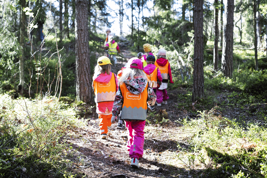 Päiväkotilapsia metsässä.