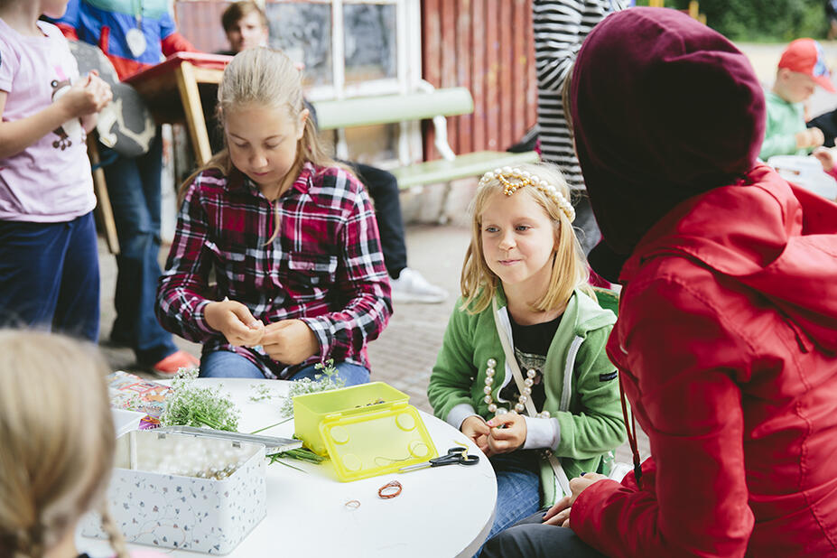 Lapset askartelevat leikkipuistossa