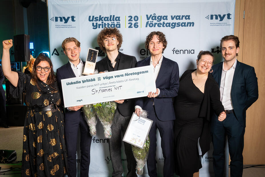 Etu-Töölön yrittäjyyskasvatuksen opettajat Jenni Korte, Henna Perätalo ja Niko Tähtinen vuoden 2026 Uskalla yrittää- finaalin voittajayritys Shroomies:n kanssa.