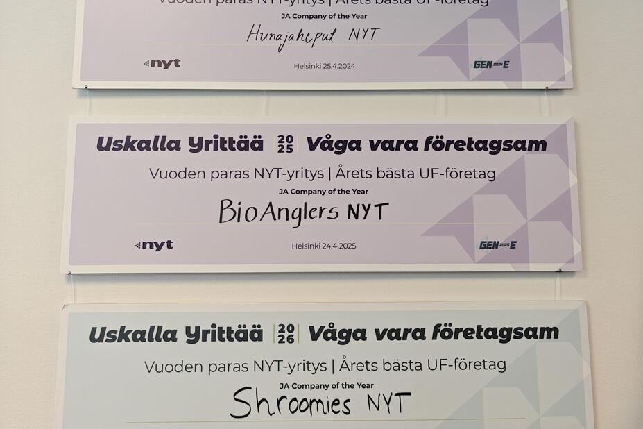 Etu-Töölön lukio on palkittu Suomen parhasta yrityksestä jo kolme kertaa peräkkäin. Voiton ovat tuoneet tiimit Hunajaheput, BioAnglers ja Shroomies. Etu-Töölön lukiolla on lukuisia muitakin palkintoja yrittäjyyskasvatuksesta lähivuosilta.