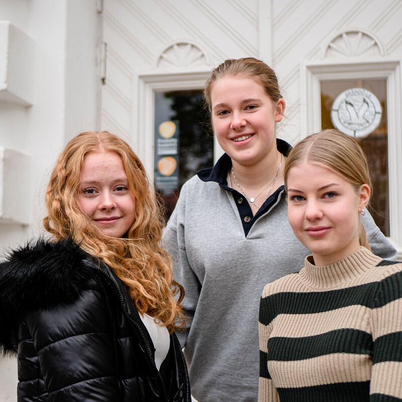 Tre elever vid Brändö gymnasium.