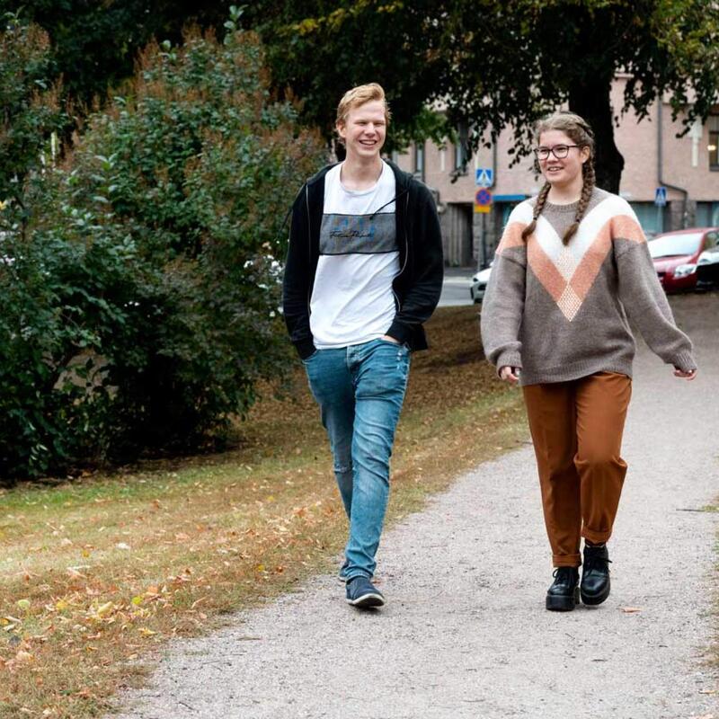 Studerandena Erkki Madisson och Miina Romppanen går på en väg.