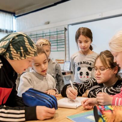 Barn i klass med lärare.