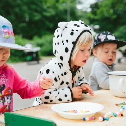 Barn som äter på lekparken