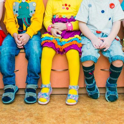 Barn som sitter i rad