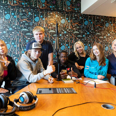 Lukiolaisia istumassa yhteiskuvassa.