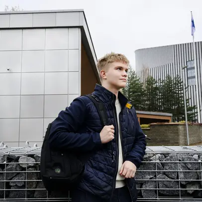 Patrik Tuominen koulun ulkopuolella.