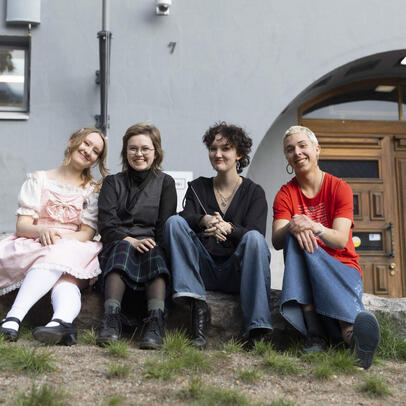 Lukiolaisia yhteiskuvassa.