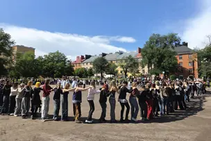 Tossut tanssivat letkajenkkaa.