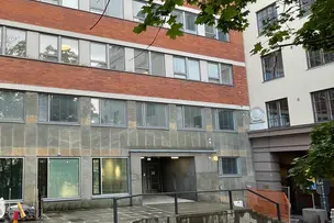 Koulurakennus osoitteesa Siltavuorenpenger 10.