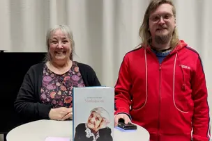 Vierailijat kuvassa. 