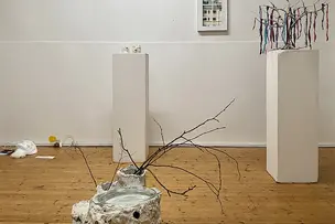 Opiekelijoiden tekemiä teoksia näyttelytilassa.