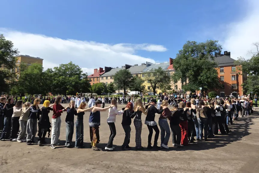 Tossut tanssivat letkajenkkaa.