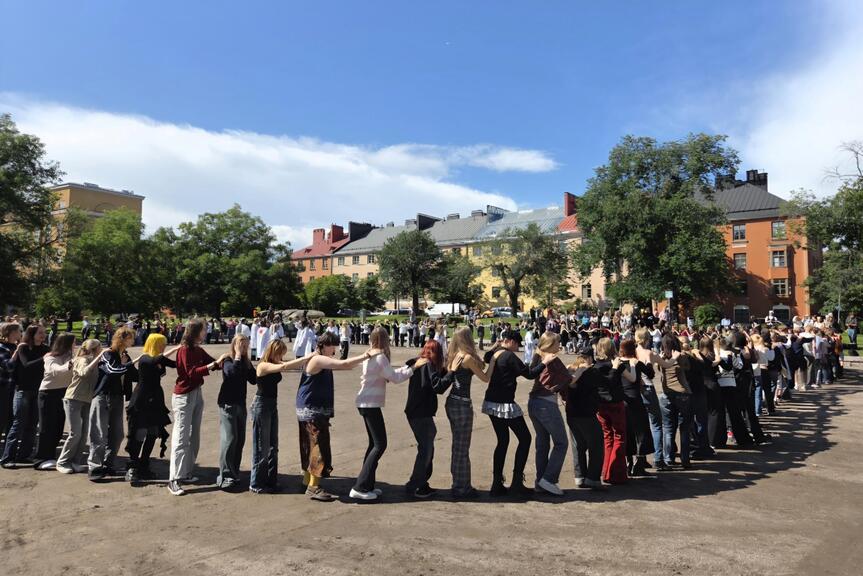 Tossut tanssivat letkajenkkaa.