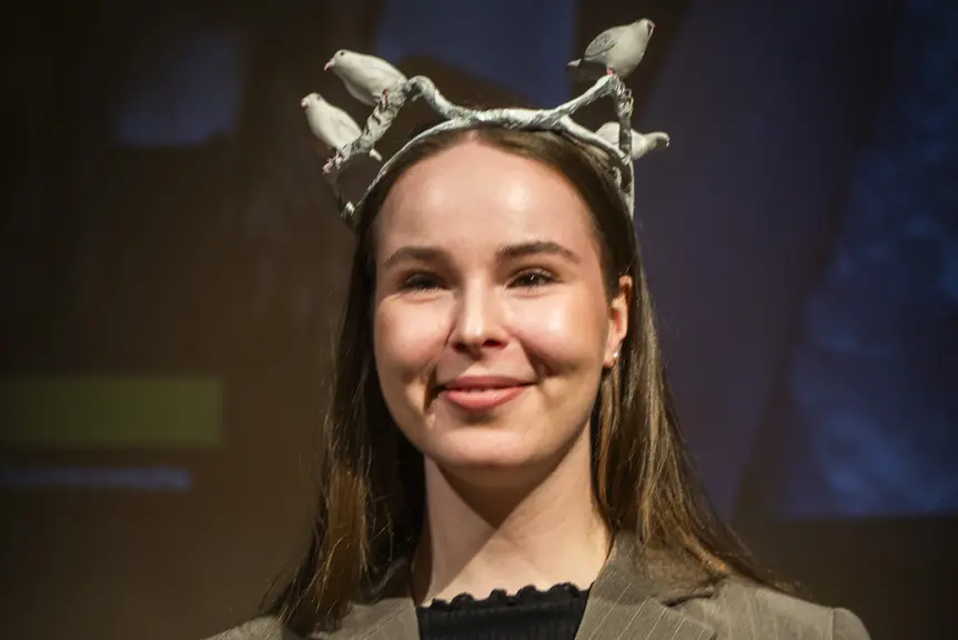 Vuoden Tossuksi valittu Elisa Gebhard kruunu päässä.