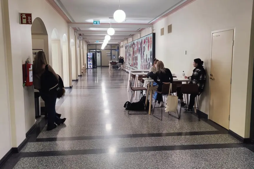 Opiskelijoita Tylyn ala-aulassa.