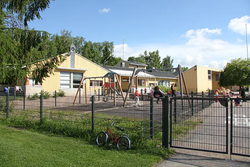 Päiväkoti Nestorin piha ja rakennus