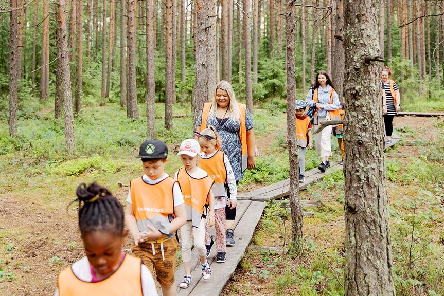 Päiväkotiryhmä metsässä