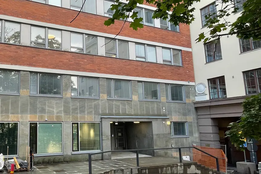 Koulurakennus osoitteesa Siltavuorenpenger 10.