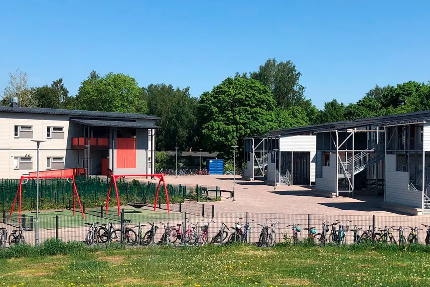 Vartiokylän ala-asteen väistötilan piha