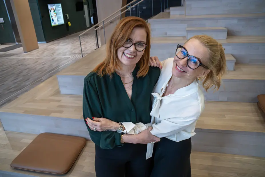 Kuvassa  ovat lukiokoulutuksen päällikkö Tarja Aro-Kuuskoski ja opiskelijoiden hyvinvointipäällikkö Riina Ståhlberg.