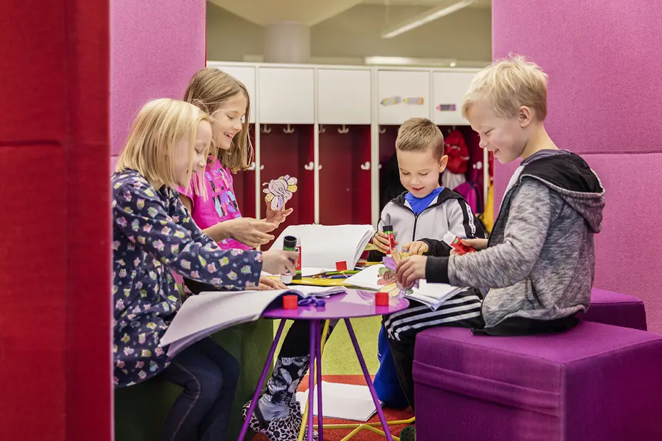 oppilaita istumassa pöydän ääressä ryhmätyötä tehden