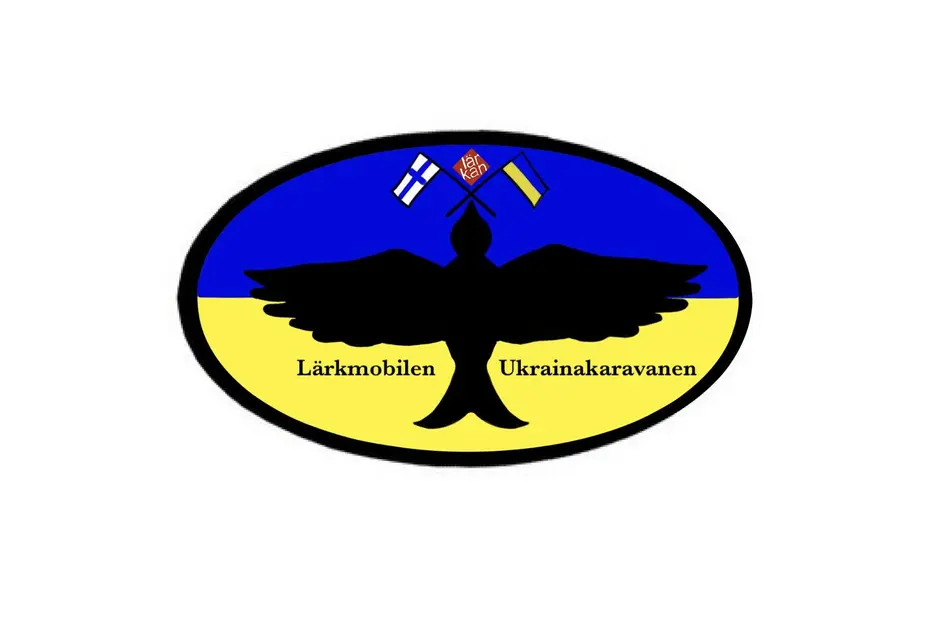Logga för Lärkmobilen, en fågel på blågul bakgrund med LÄrkans logga, Finlands och Ukrainas flaggor i näbben, 