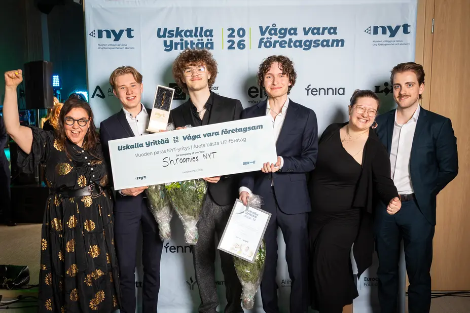 Etu-Töölön yrittäjyyskasvatuksen opettajat Jenni Korte, Henna Perätalo ja Niko Tähtinen vuoden 2026 Uskalla yrittää- finaalin voittajayritys Shroomies:n kanssa.
