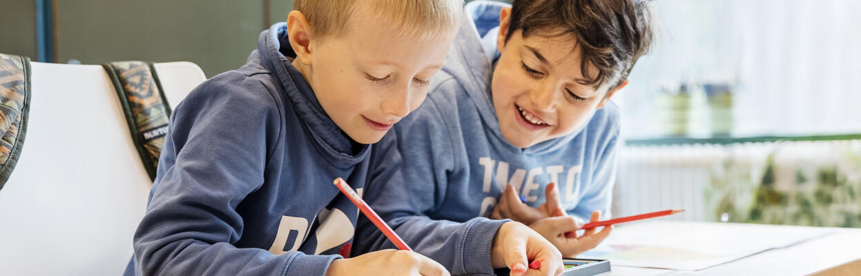 Lapset opiskelemassa.