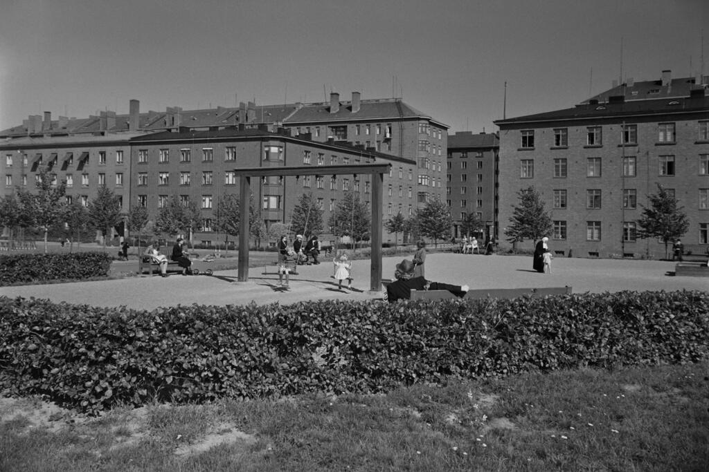 Väinämöinengatans lekplan, Väinämöinengatan i bakgrunden och den korsande Arkadiagatan. Fotot taget 1940. Bild: Aarne Pietinen, Helsingin kaupunginmuseo